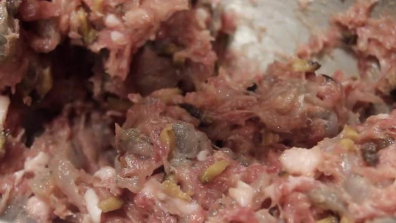 猪肉鲜虾烧麦,加猪油和芝麻油（1茶匙）用中低速混合。瘦猪肉不会如果你加入猪肉脂肪开始形成一个粘性浆糊。