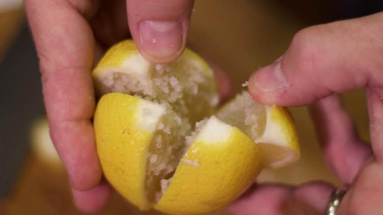 腌柠檬,将柠檬切成4块，但要确保完整。在柠檬里面塞足够的粗盐。