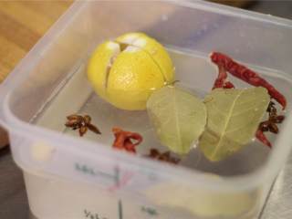 腌柠檬,将柠檬放入装有糖, 八角 和糖(1 汤匙)的容器里。