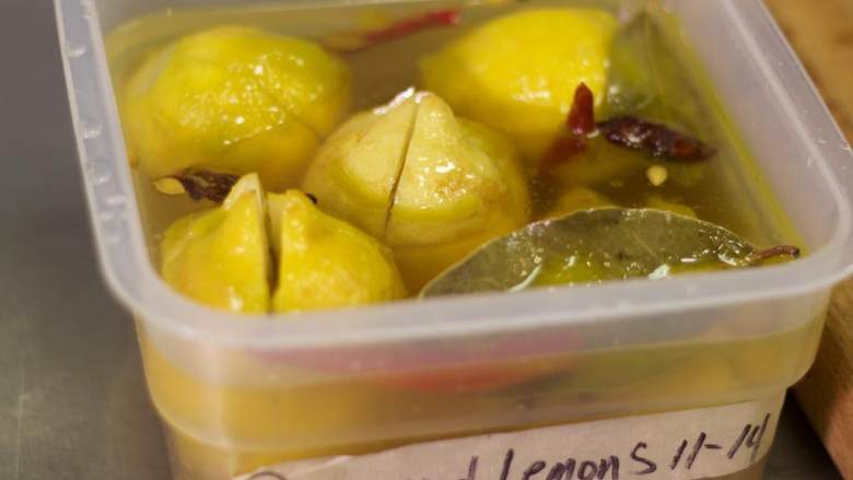 腌柠檬,让容器放在冰箱里3天或者放在室温里两天。
