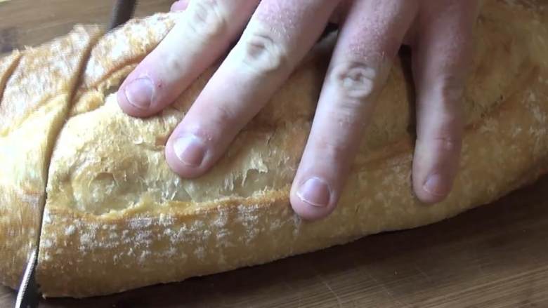 干酪大蒜面包,拿出整块面包 (1),用面包刀对角切入3/4处。切块2里面或1英寸深。