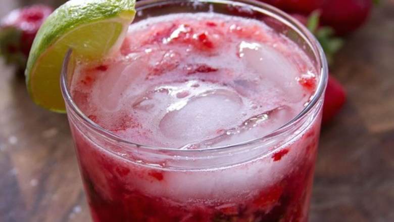 草莓罗勒金酒鸡尾酒,倒入一个装满冰块的玻璃杯子里，倒上苏打水(2 盎司)，用青柠角装饰 (适量)装饰。享用吧。