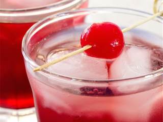 樱桃气泡饮料,根据个人口味加入适量酒浸樱桃和柠檬片，接下来就可以尽情享受了。