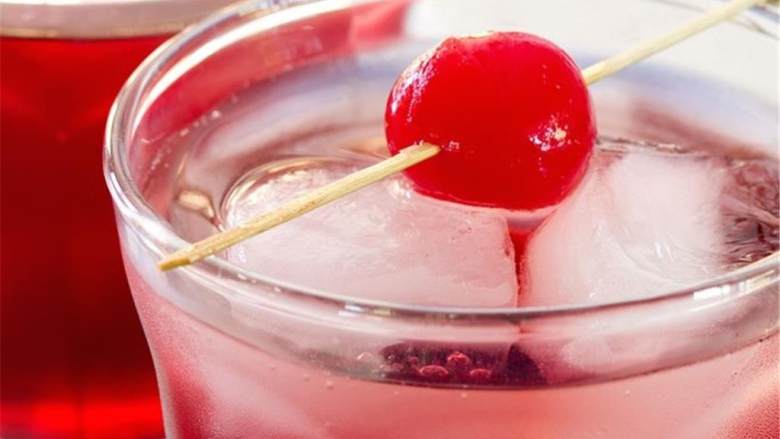 樱桃气泡饮料,根据个人口味加入适量酒浸樱桃和柠檬片，接下来就可以尽情享受了。