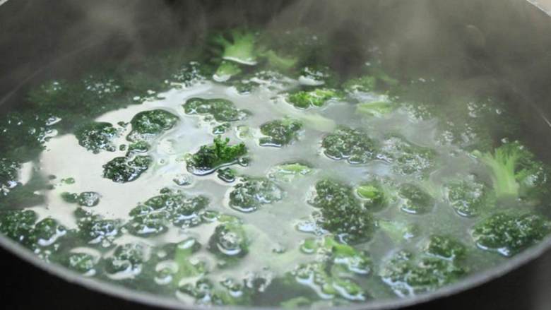 鸡肉花椰菜奶油通心粉,将一大锅加盐的水煮沸，另外准备一大碗冰水。当水煮沸后加入切好的西兰花(3杯)，煮大约1分钟，煮至西兰花变嫩绿色。