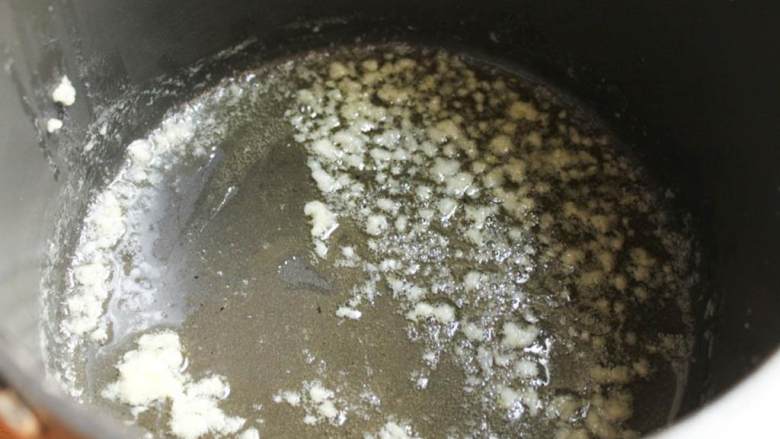 鸡肉花椰菜奶油通心粉,在一个较深的平底锅中加热黄油(3汤匙)。黄油融化后放入切好的蒜瓣翻炒约1分钟。