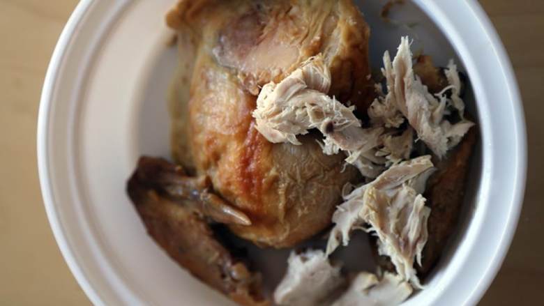 越南风味鸡肉米粉汤,用手将吃剩的烤鸡肉 撕成条状。