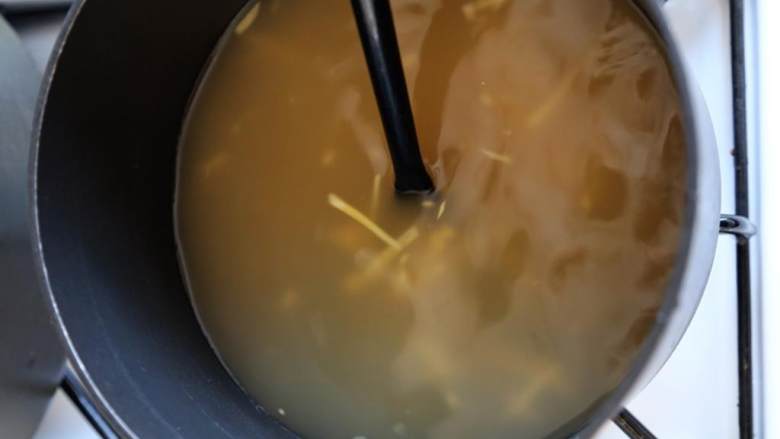 越南风味鸡肉米粉汤,用中号汤锅高温加热低钠鸡汤 和姜丝 (2 汤匙)，大火煮开。
