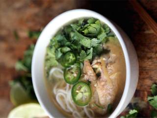 越南风味鸡肉米粉汤,把米粉倒入汤碗内，撒上香菜 和墨西哥胡椒。