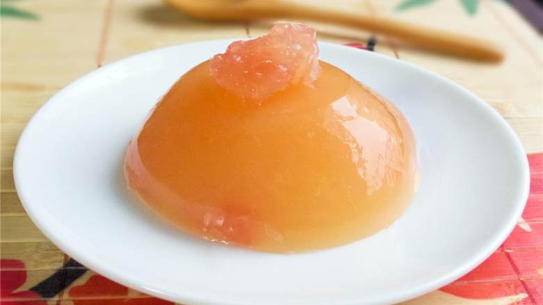 西柚果冻,将宝石红西柚(1)剥皮，切开。将汁水挤到碗中。
