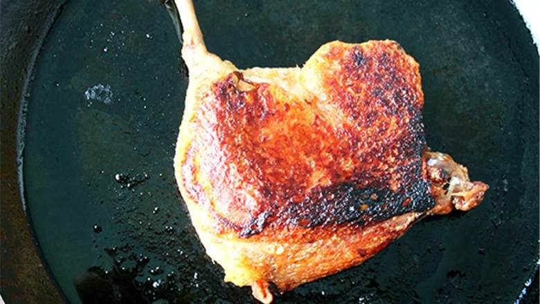 法式油封鸭,继续煎大概5-8分钟，可以稍微调整一下鸭腿的位置，确保表皮颜色均匀。