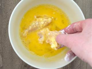 烤鸡肉卷,将包着面粉的鸡肉放入鸡蛋混合物中，要保证移到第三步的时候蛋液不会滴落。