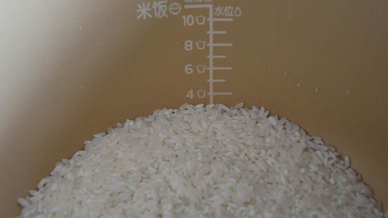 鲜虾米粒酿番茄,预热烤箱到180度。清洗大米(75 克)然后将大米放入电饭煲中安装指令进行操作。