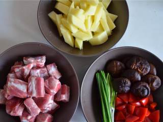 家常炖排骨,准备食材: 猪肋骨(2)，土豆(1)，棕蘑菇(8)，红色柿子椒 。