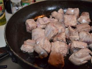 家常炖排骨,将橄榄油 放入锅中i直至中火。煎猪肋骨(2)直到颜色变成金黄色。