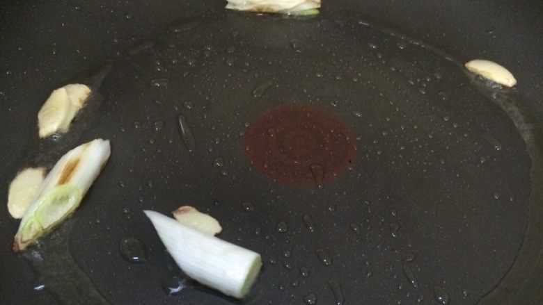 鳕鱼肉松寿司,平底锅倒入少许油，放入姜葱煸香，留底油，葱姜不要