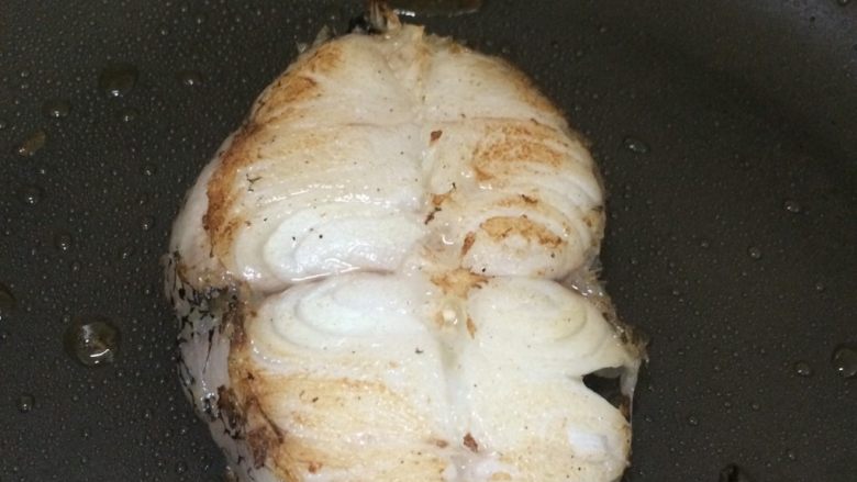 鳕鱼肉松寿司,银鳕鱼放入锅中中小火香煎，一面定型后再翻面，煎至金黄熟透取出