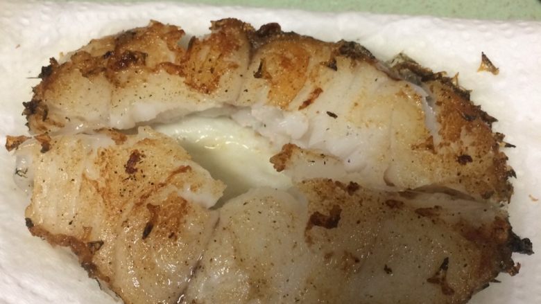 鳕鱼肉松寿司,取出后放在厨房纸吸去多余油份。去掉中间鱼骨和周边鱼皮