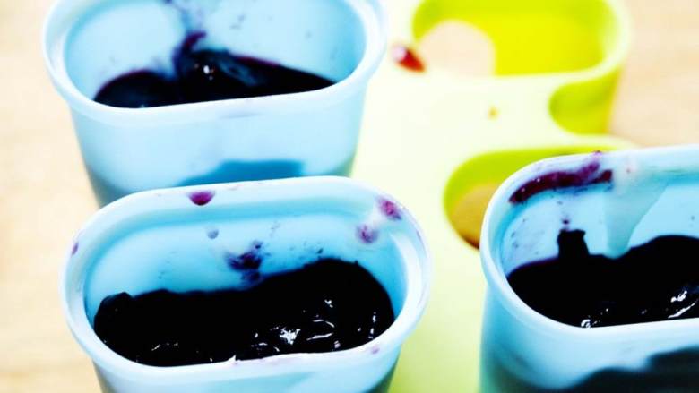 蓝莓酸奶冰棍,往冰棍模具里倒入一汤匙蓝莓，然后倒一汤匙酸奶，再倒蓝莓。