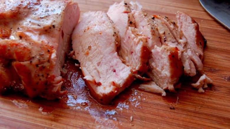 草莓香脂鸡肉沙拉,用盐和胡椒给大块鸡胸肉 入味。用橄榄油煎鸡肉，彻底煎熟。撕成条状(1/4 杯)。