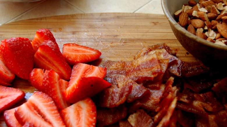 草莓香脂鸡肉沙拉,草莓 切块。