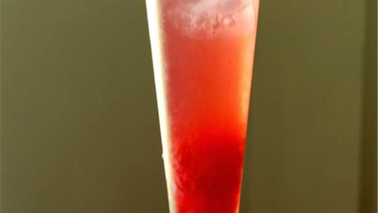 草莓大黄科斯林,在调酒器里加入伏特加(2 盎司), 大黄液, Just Jan’s 有机草莓酱(4 杯)和柠檬汁(1/2)。搅拌均匀。倒入杯中加入冰块，顶上倒上苏打水(适量)。完成啦。