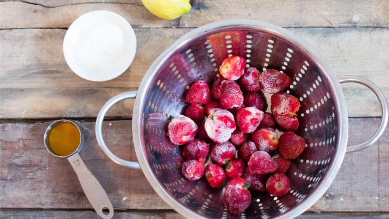 冻草莓酸奶,需要提前把新鲜草莓放进冰箱冷冻，直到草莓冻硬。