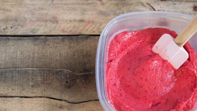冻草莓酸奶,搅拌均匀后即可享用！