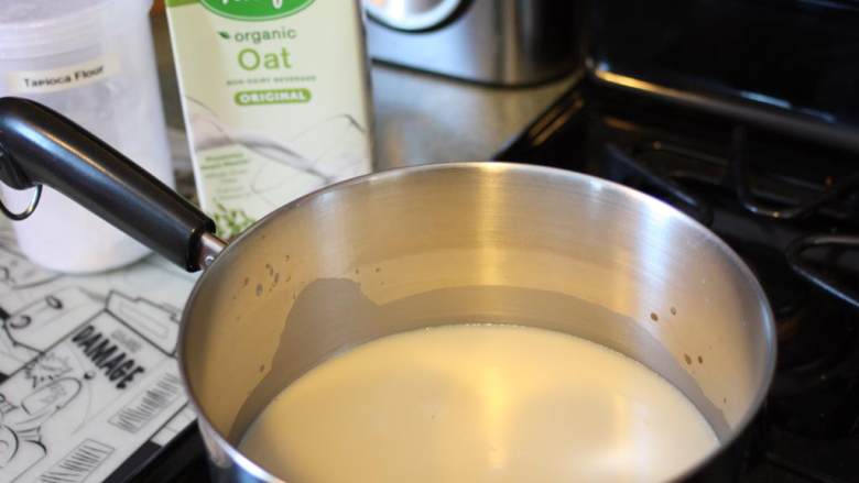 素食燕麦酸奶,用汤锅高温加热燕麦奶 直到煮开。