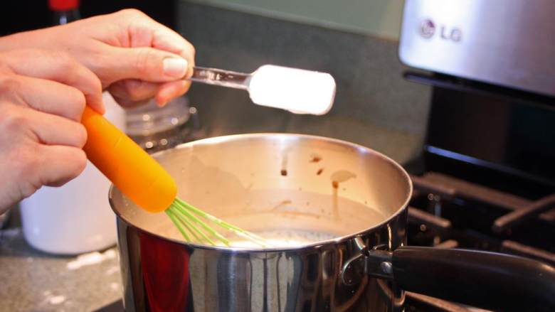 素食燕麦酸奶,关火，慢慢倒入木薯粉，一次一汤匙。注意要不停地搅拌，这样才能不起块。