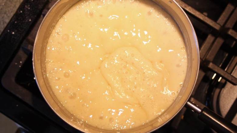 素食燕麦酸奶,再次开大火煮沸，然后调到中火继续煮2-3分钟，时不时搅拌一下。