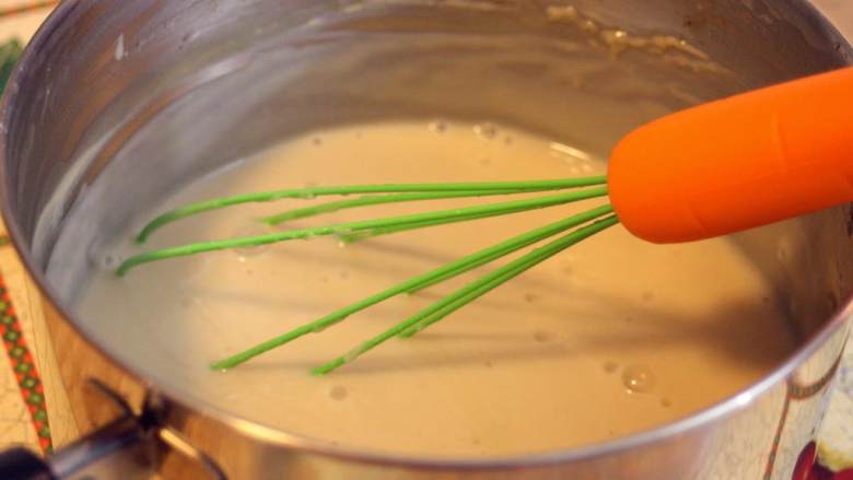 素食燕麦酸奶,把锅从炉灶上拿下来，边搅拌边倒入粗糖和纯香草精 。如果想要顺滑的口感，就倒进搅拌器里搅拌15-30秒。
