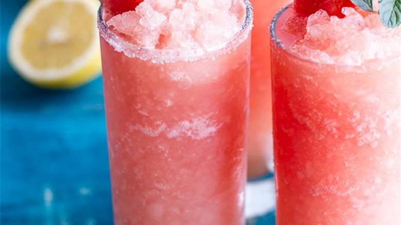 粉色西瓜柠檬冰沙,现在做冰沙，在搅拌机里加入冰块和1.5杯的粉色柠檬西瓜汁，搅拌至碎冰状。加入薄荷叶或罗勒叶，如果需要的话可以加入更多的柠檬汁。装杯装饰就可以享用啦！
