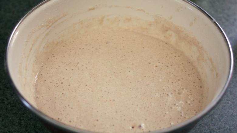 素食巧克力核桃薄饼,在牛奶中加入纯枫糖浆 和油 搅拌。