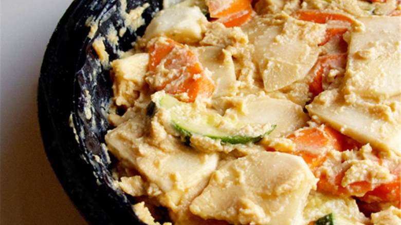 日式腌菜（渍物）,用刀或蔬果切分器将白萝卜、白味噌、夏南瓜 切成1/4英寸厚。然后把菜放进特百惠密封罐里，倒入胡萝卜，一次一勺，搅拌均匀。