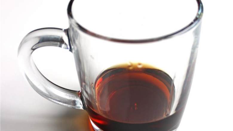 热酒咖啡,把糖 倒进碗里用电动或手动搅拌器打匀，也可以直接倒进搅拌器里搅匀。搅出柔滑的泡沫为止加入厚奶油（乳脂含量36-40%）。