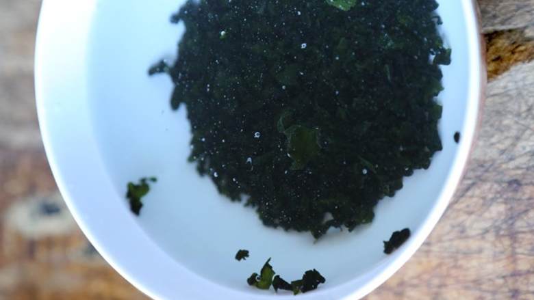 海藻沙拉,把食用干海藻 放进足够的冷水中浸泡5分钟。之后拿出来控干拧净多余的水分，平均分成两份放在两个碗里。