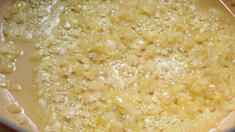 意大利火腿肉汁麦米饭,在锅里加入红辣椒碎片 ，盐 ，煎炒15分钟，需要不时搅动，直至甘蓝变软呈浅棕色，放置一旁。