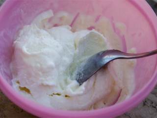 冰淇淋蛋糕,接下来用勺子把香草冰淇淋捣成粘稠状。