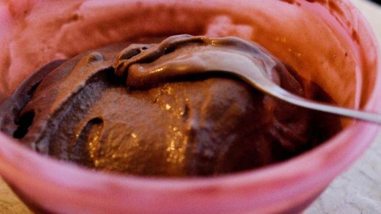 冰淇淋蛋糕,接下来，待巧克力冰淇淋 软化后涂在黑巧克力上。再撒上留用的两汤匙曲奇屑，冷冻2小时。