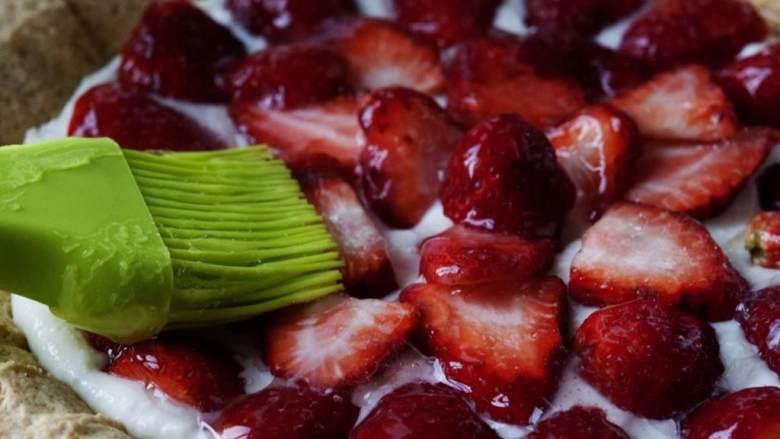 草莓奶冻派,然后铺一层草莓片。