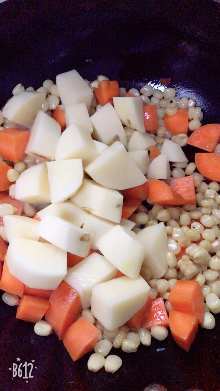#万能的土豆#咖喱土豆,胡萝卜煸炒以后土豆下锅