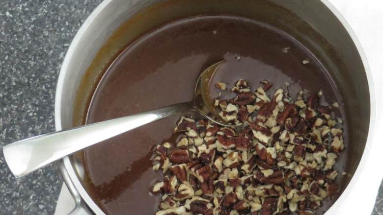 南美洲山核桃焦糖酱,变成深棕色的时候(不是焦掉)，在锅子中央倒入厚奶油(3/4 杯)，很快就会变得黏稠起泡--这没关系的。