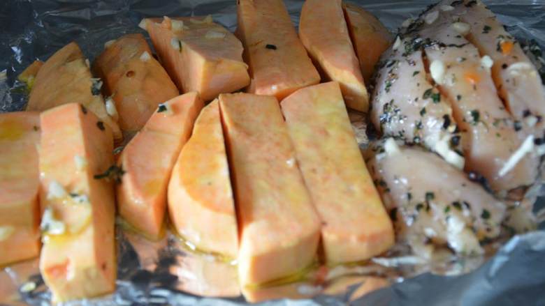 简易午餐,将甜土豆涂上橄榄油，和鸡胸 一起放进烤箱里烤25分钟。