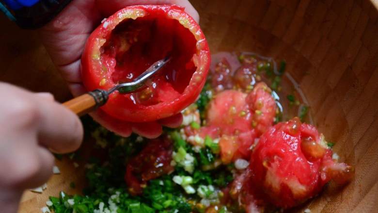 鲜虾米粒酿番茄,将西红柿(4)的果肉去除,将果肉放在一个中等大小的碗里，捣碎。拌入切碎细香葱、罗勒和橄榄油(适量)。