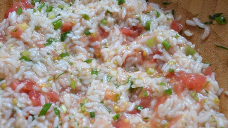 鲜虾米粒酿番茄,米饭煮熟后,将罗勒拌入西红柿中。