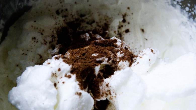 咖啡冰淇淋（用不到冰淇淋机）,然后在另一只碗里把厚奶油 搅匀。