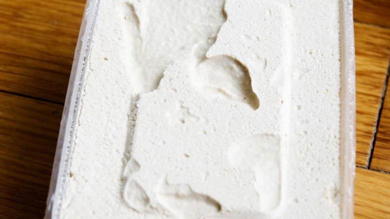 咖啡冰淇淋（用不到冰淇淋机）,慢慢搅拌均匀，呈奶油状。