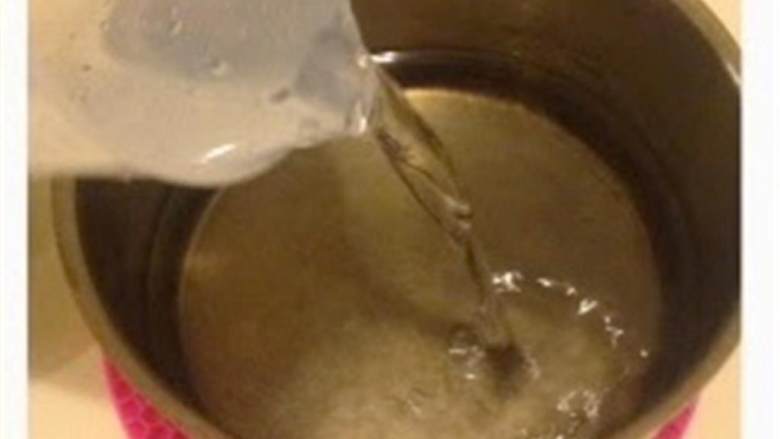 奇异果青柠奶冰,把浸泡好的鱼胶片放进净糖浆里，搅拌均匀。然后把剩下的水倒进去，待糖浆冷却至室温。