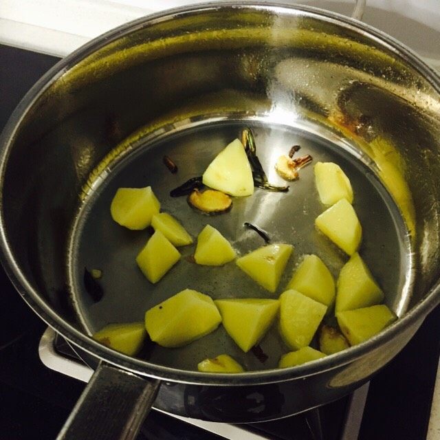 土豆焖鸡腿,煸炒出香味后放入土豆块